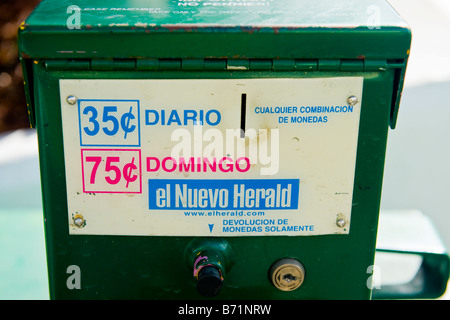 Miami Straßenszene betrieben Zeitung Münze vending Spielautomat mit alles in Spanisch für el Nuevo Herald Stockfoto