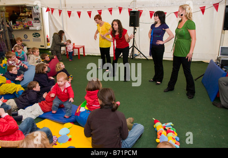 Unterhaltung im Bereich Kinder an den Guardian Hay Festival 2008 Hay on Wye Powys Wales UK Stockfoto