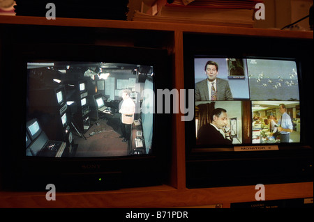 TV-Meteorologe Richard Edgar gesehen am Monitor präsentieren eine Wettervorhersage in den Wetter-Studio bei TV-Zentrum Shepherds Bush Stockfoto