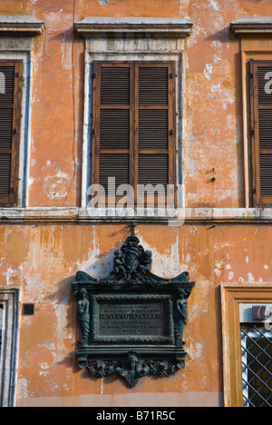 Gedenktafel an der Seite des Hauses, in dem Benvenuto Cellini lebte in Rom Italien Europa Stockfoto