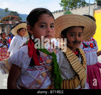 Mexikanische Kinder in traditioneller Tracht paradieren am Jahrestag der Revolution Stockfoto