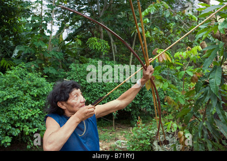 Suriname, Kwamalasamutu, Heimat der eingeborenen Indianer. Akurio indischen Mann mit Pfeil und Bogen. Stockfoto