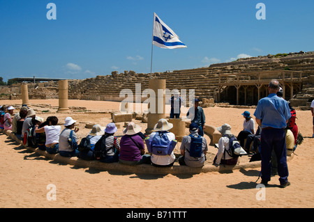 Gruppe von Touristen hören Sie Führer, Nationalpark Caesarea, Israel Stockfoto