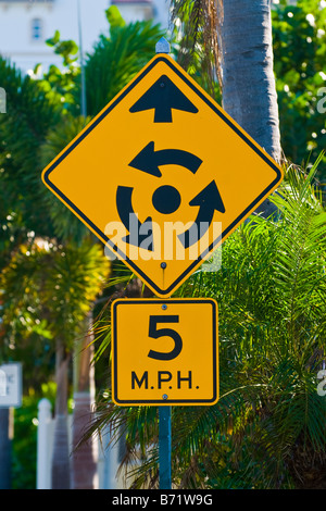 Palm Beach Shores lustige Schilder, Verkehr auf Kreis Kreisverkehr hat Priorität Höchstgeschwindigkeit 5 km/h ist, am Platz zeigt Stockfoto