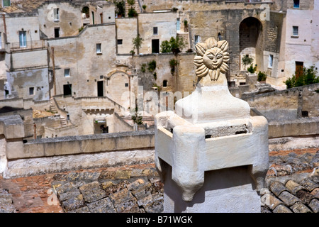 Schornstein, unterstützt durch "Sassi": Höhlenwohnungen in den weichen Tuff-Felsen geschnitten. Matera, Provinz von Matera, Basilikata, Süditalien. Stockfoto