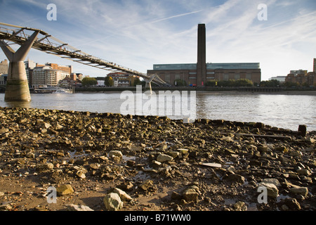 Blick von der Millennium Bridge und Tate Modern gegenüber der Themse Vorland bei Ebbe London England Stockfoto