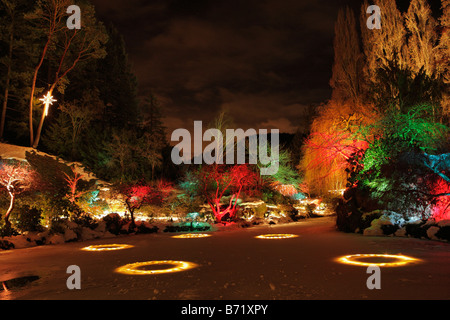 Versunkene Garten mit Weihnachtsbeleuchtung in der Nacht Butchart Gardens Victoria British Columbia Kanada Stockfoto