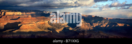 Starke und stürmische frühen Morgen Licht über Grand Canyon National Park, Arizona, USA, Rim Ostansicht Stockfoto