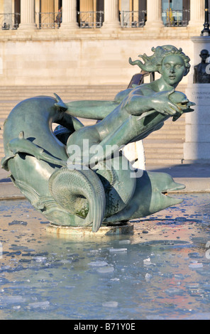 Gefrorene Trafalgar Square Brunnen, London, Vereinigtes Königreich Stockfoto