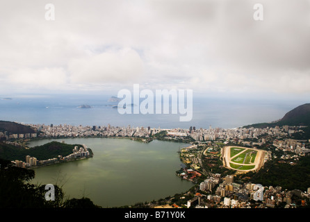 Dramatische Landschaften wie aus dem berühmten Crocovado-Berg in Rio. Stockfoto