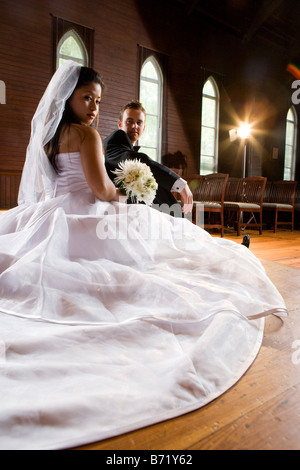 Interracial Braut und Bräutigam am Hochzeitstag Stockfoto