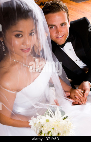 Close-up jungen interracial Braut und Bräutigam am Hochzeitstag Stockfoto