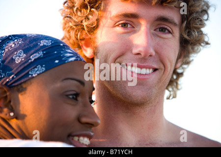 Nahaufnahme der glückliche junge interracial paar Umarmung Stockfoto