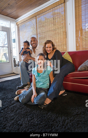 Glückliche afroamerikanische Familie sitzen auf der Couch im Wohnzimmer Stockfoto
