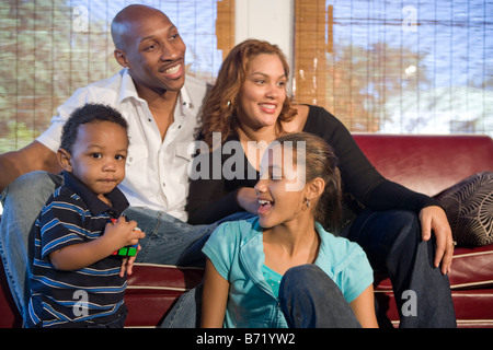 Glückliche afroamerikanische Familie sitzen auf der Couch im Wohnzimmer im Haus Stockfoto
