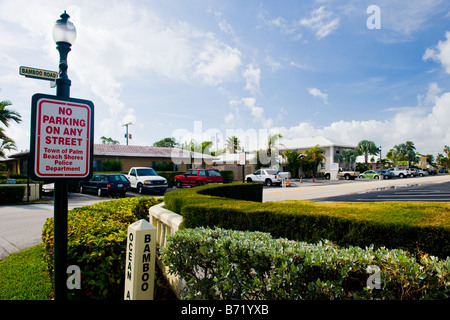 Palm Beach Shores, schrulligen interessante Zeichen, keine Parkplätze auf jeder Straße mit Autos parkten alle Weg! Stockfoto