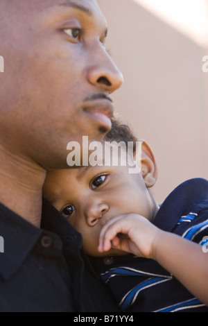 Porträt des afroamerikanischen Vater hält ein-Jahr-alten Sohn Stockfoto