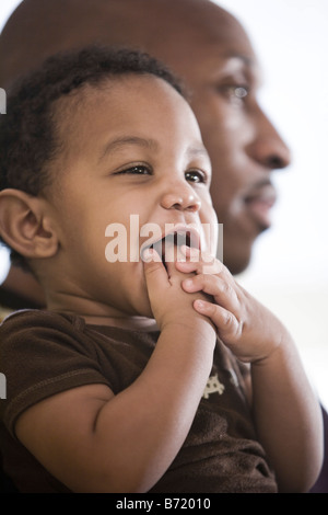Glückliches African American Baby Boy mit Papa im Hintergrund Stockfoto