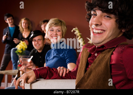 Junge Freunde hängen und zusammen trinken und Spaß haben Stockfoto