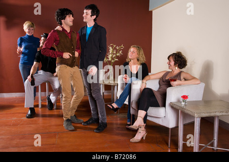 Freunden rumhängen trinken und eine gute Zeit Stockfoto