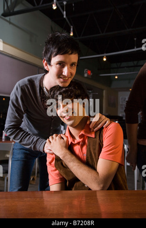 Gay paar in einem restaurant Stockfoto