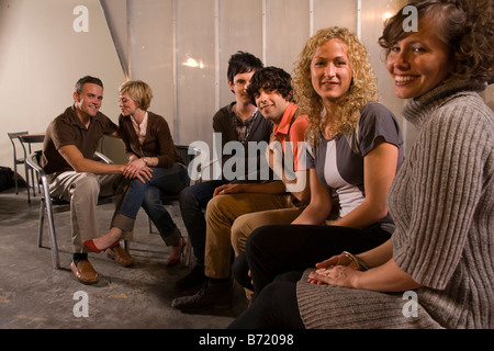 Gruppe von Freunden zusammen zu sitzen Stockfoto