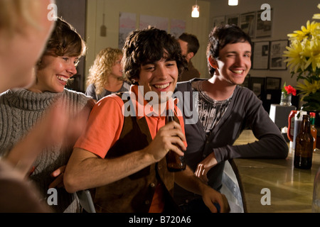 Jungen Freunden rumhängen und trinken im Restaurant zusammen Stockfoto