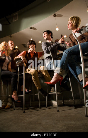 Niedrigen Winkel Ansicht von Freunden sitzen an bar trinken und hängen Stockfoto