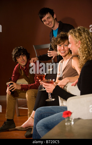 Jungen Freunden rumhängen und trinken zusammen Stockfoto