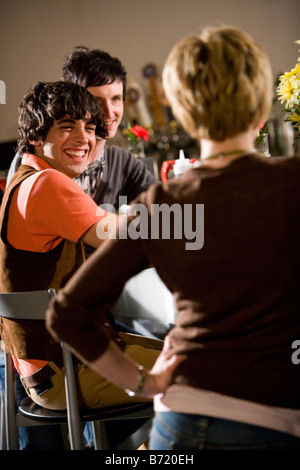 Jungen Freunden rumhängen und trinken in bar zusammen Stockfoto