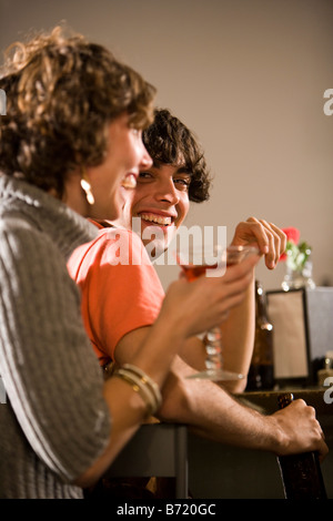 Nahaufnahme von Freunden, die Getränke an der bar Stockfoto