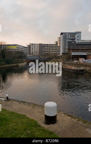 Neue Wohnanlage mit Blick auf die Lee Navigation bei Old Ford 2008 sperren Stockfoto