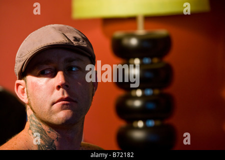 Kopfschuss des Jünglings mit Tattoo-Design auf Hals Stockfoto