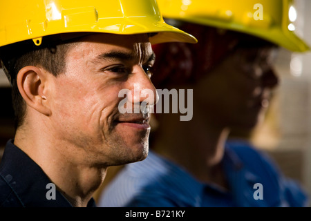 Kopfschuss zweier Arbeiter tragen Schutzhelme Stockfoto