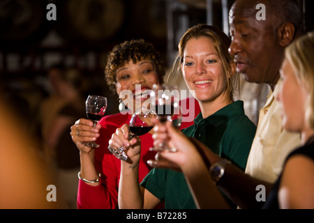 Nahaufnahme von Frau Gruppe auf Weinprobe Stockfoto