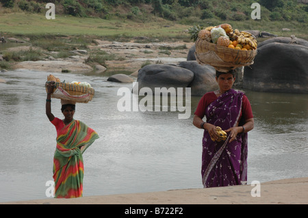 Indien Karnataka Zustand Hampi zwei lokale Frau Wäsche waschen im Fluss Stockfoto