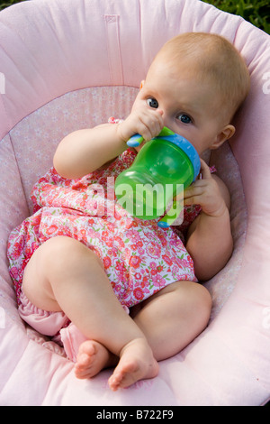 Nahaufnahme des Baby Holding sippy cup Stockfoto