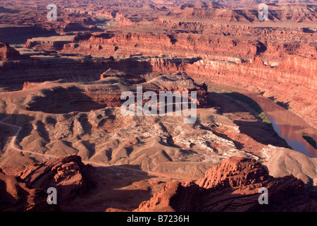 Der Colorado River nähert sich der Schwanenhals in den frühen Morgenstunden aus dem toten Pferd Point Overlook Dead Horse Point State Pa betrachtet Stockfoto