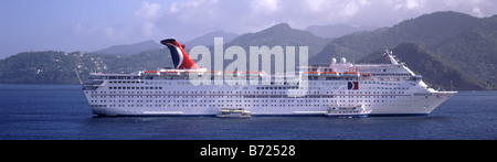 Großes Kreuzfahrtschiff inspiriert vor St. Georges Hafen Grenada Karibik tropische Insel Beiboot verwendet für Fähre und Landausflug Passagiere 90s Stockfoto