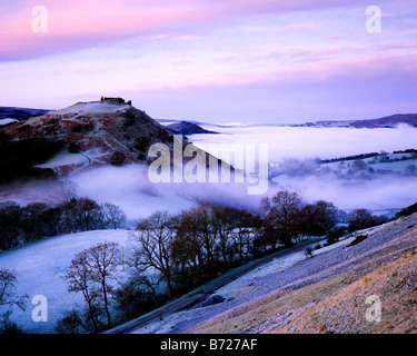 Winter-Morgendämmerung über Castell Dinas Bran und der Dee-Tal.  Nord-Wales Stockfoto