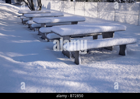 Ein Picknickbereich mit Schnee bedeckten Bänke und Tische auf die Ufer des Lago d ' Orta in der Nähe von Pettenasco, VB, im italienischen Piemont. Stockfoto