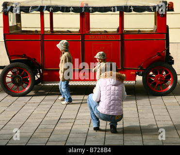 Straßenszene in Bratislava, Slowakei, touristischen Zug der zentralen Stadt Hauptplatz im Winter 2008 Stockfoto