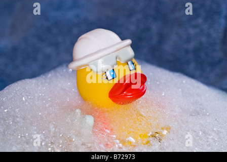 Rubber Ducky schweben in einer Wanne mit sudsy und sprudelnd Badewasser. Stock Fotografie von Cahyman. Stockfoto