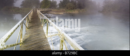 Sulhampstead Wehr und Fußgängerbrücke über den Fluß Kennet in der Nähe von Reading Berkshire Uk Stockfoto