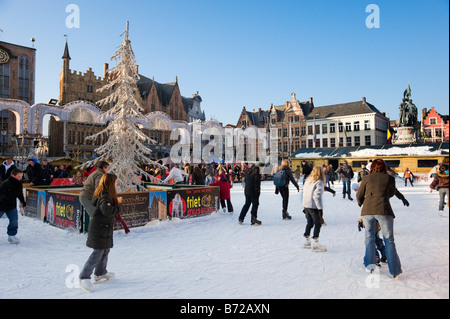 Eisbahn auf dem Weihnachtsmarkt in der Grote Markt (Hauptplatz), Brügge, Belgien Stockfoto