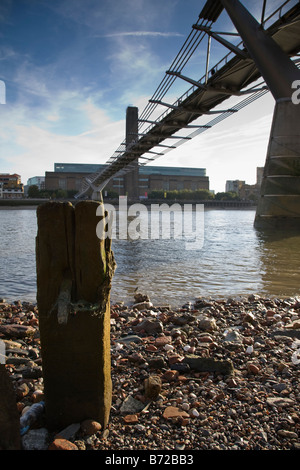 Ansicht der Tate Modern und der Themse Vorland bei Ebbe unterhalb der Millennium Bridge, London, England. Stockfoto