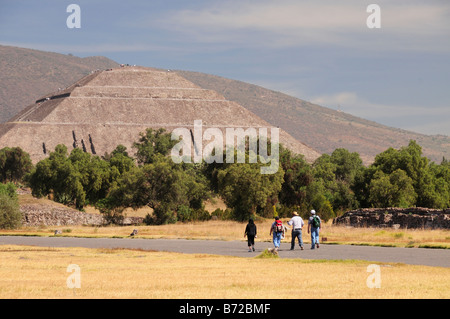 Touristen zu Fuß hinunter Calzada de Los Muertos Causeway der Toten, Pyramiden Teotihuacan Stockfoto