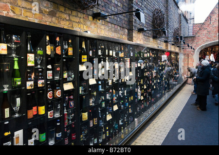 Die Bier-Wand in der Altstadt zeigt alle Biere gebraut in Belgien, Brügge, Belgien Stockfoto