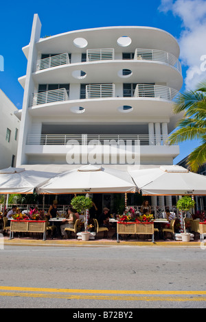 Miami South Beach Ocean Drive, weiße & schwarz Art-Deco-Gebäude mit Windows & Balkonen & modische Medi-Pflaster-restaurant Stockfoto