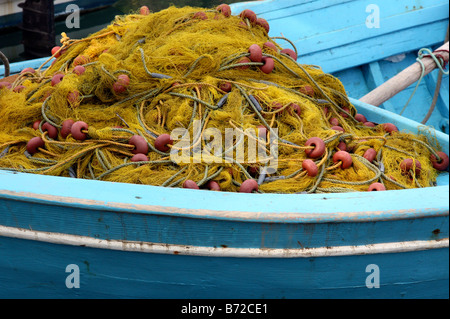 Ein Haufen von Fischernetzen in ein blaues Boot Stockfoto